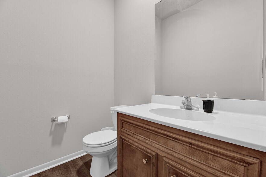 More Photos Of 1522 Sam Houston St, Liberty Office For Sale