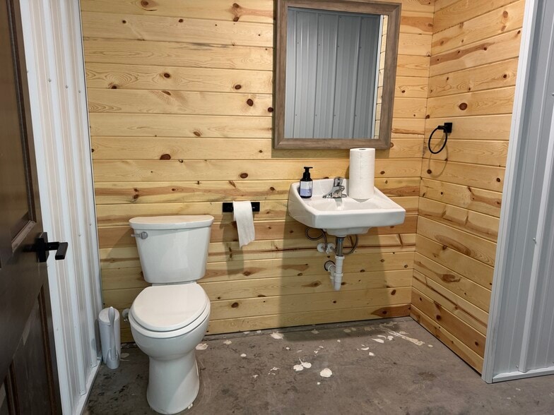 More Photos Of 26681 483rd Ave, Rowena Warehouse For Lease