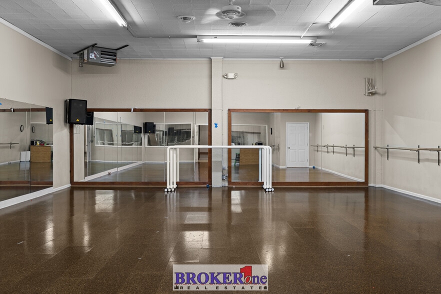 More Photos Of 225 N Wolcott St, Casper Flex For Sale