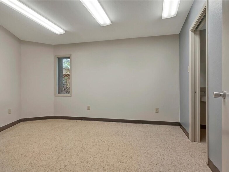More Photos Of 202 S Temple Dr, Diboll Flex For Lease