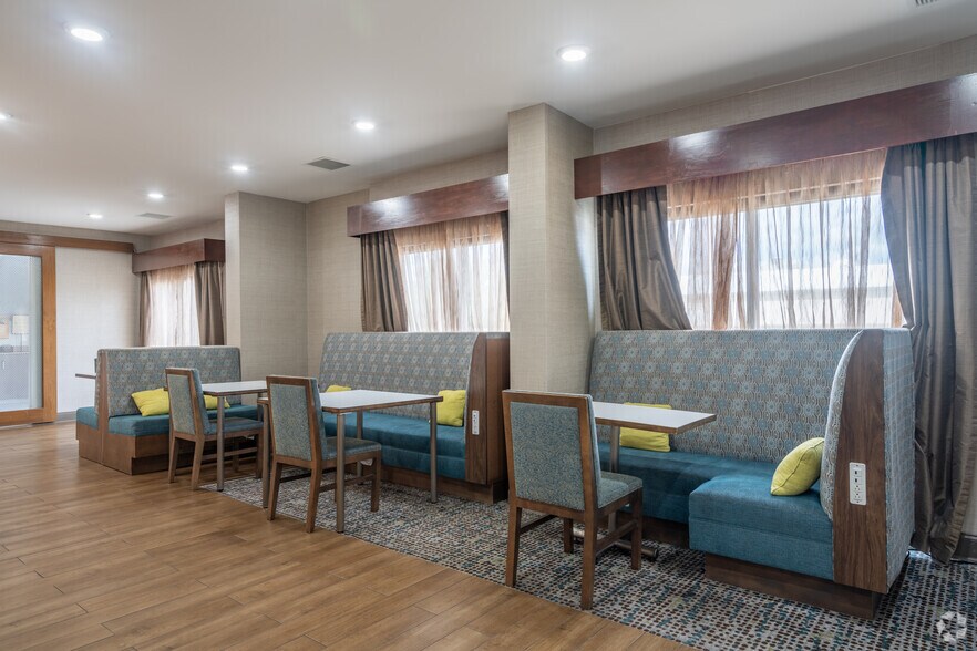 More Photos Of 8620 Airport Blvd, Houston Hotel For Sale