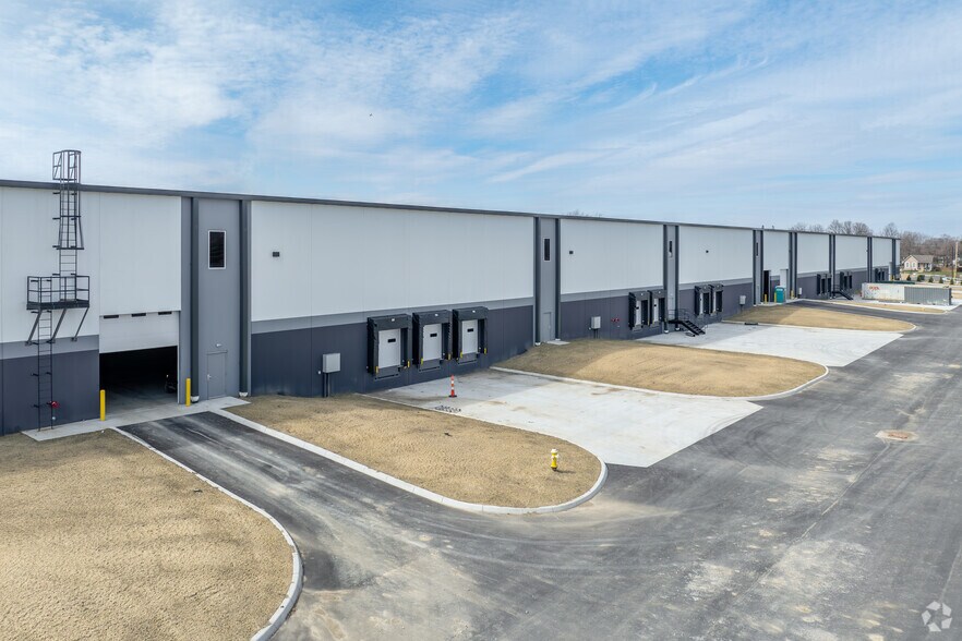 More Photos Of 3741 Grove City Rd, Grove City Distribution For Sale
