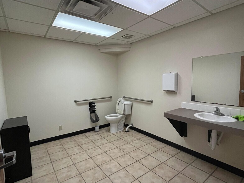 More Photos Of 1001 E Central Ave, Wichita Light Distribution For Lease