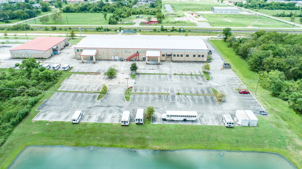 More Photos Of 2705 Dickinson Ave, League City Warehouse For Lease