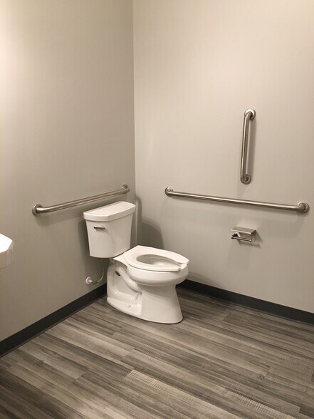 More Photos Of 123 Poplar Pointe Dr, Mooresville Flex For Lease