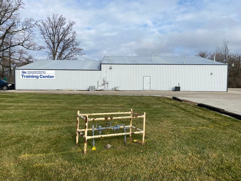 Primary Photo Of 6930 SR 67 Hwy, Muncie Light Distribution For Sale