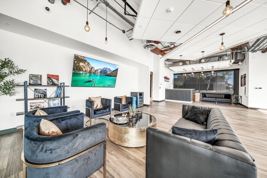 More Photos Of 14505 N Hayden Rd, Scottsdale Light Distribution For Lease