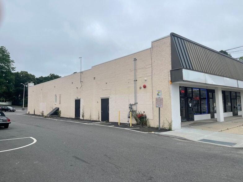 More Photos Of 419-437 Hawkins Ave, Ronkonkoma Storefront For Lease
