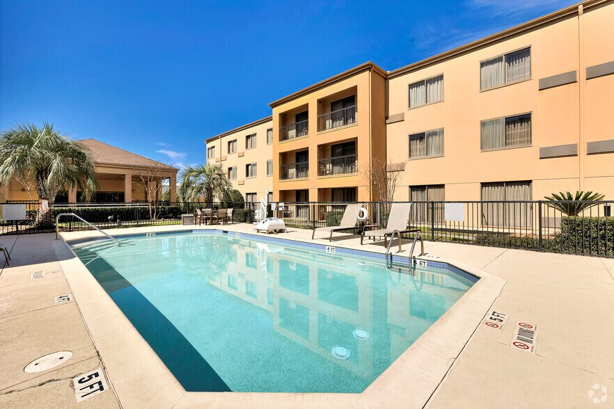 More Photos Of 9190 Gulf Fwy, Houston Hospitality For Sale