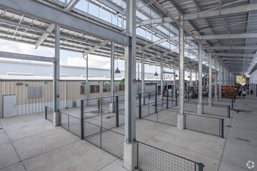 More Photos Of 2520 Airline Dr, Houston Storefront For Sale