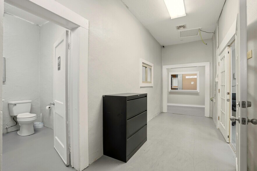 More Photos Of 1302 Camaron St, San Antonio Warehouse For Sale