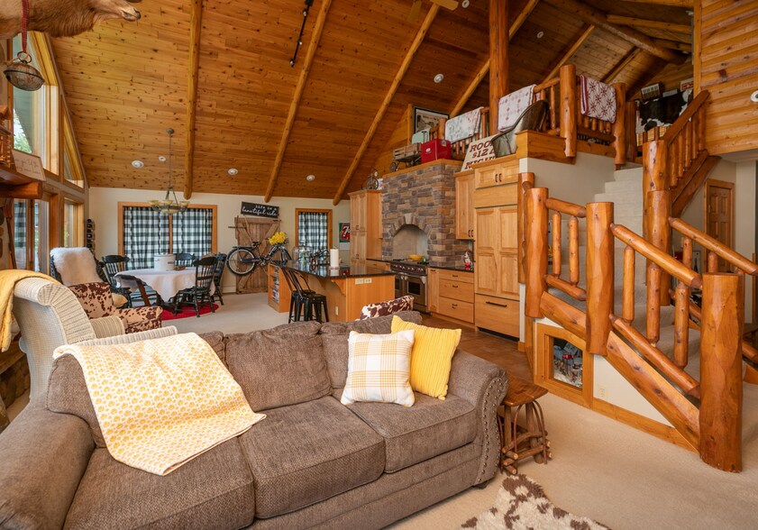 More Photos Of 1127 N Lakeshore Dr, Lake City Hotel For Sale