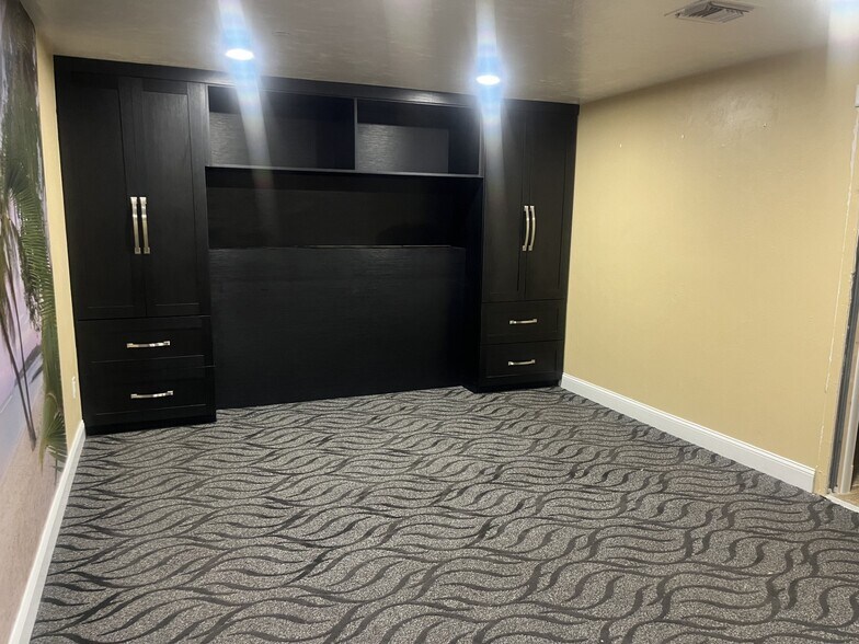 More Photos Of 12801 Commerce Lakes Dr, Fort Myers Light Distribution For Sale