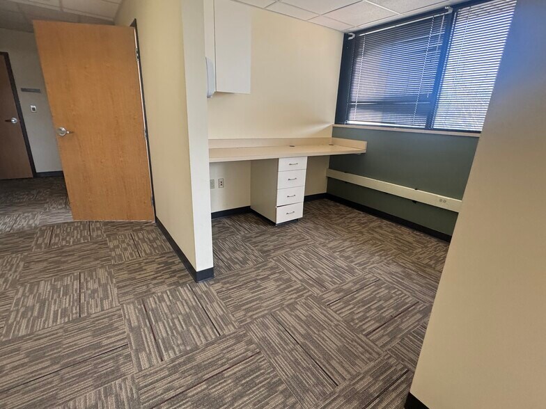 More Photos Of 2815 Pennsylvania Ave, Lansing Medical For Sale