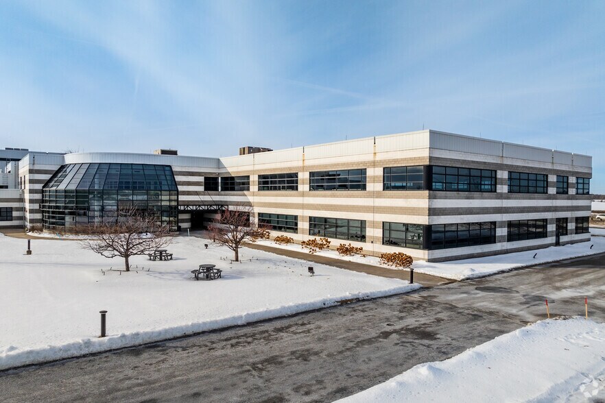 More Photos Of 1750 Rue Eiffel, Boucherville Office For Lease