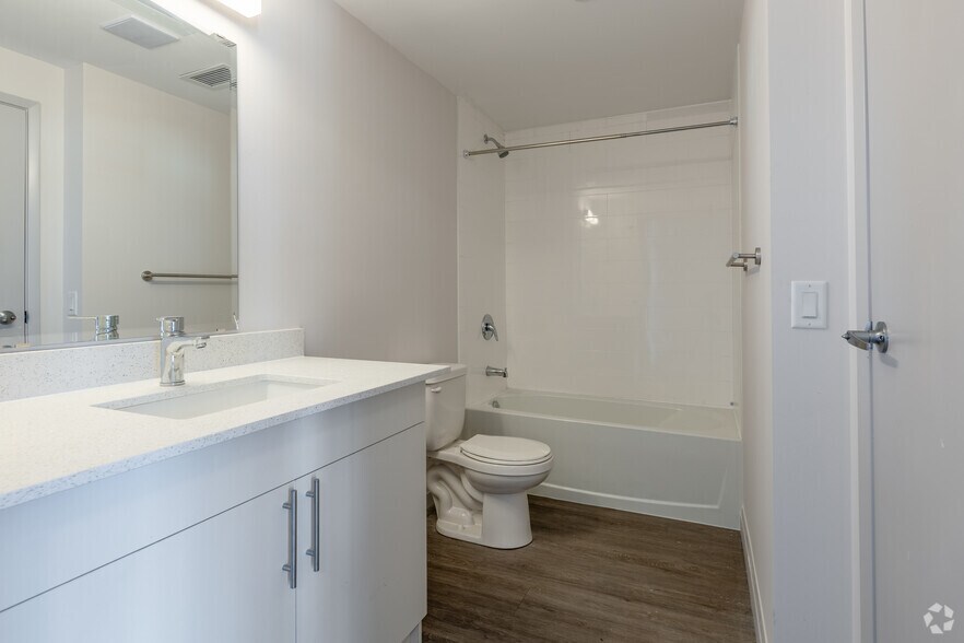 More Photos Of 16 Queen St W, Cambridge Apartments For Lease