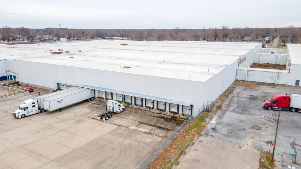 More Photos Of 410 E Lyerla Dr, Herrin Distribution For Lease