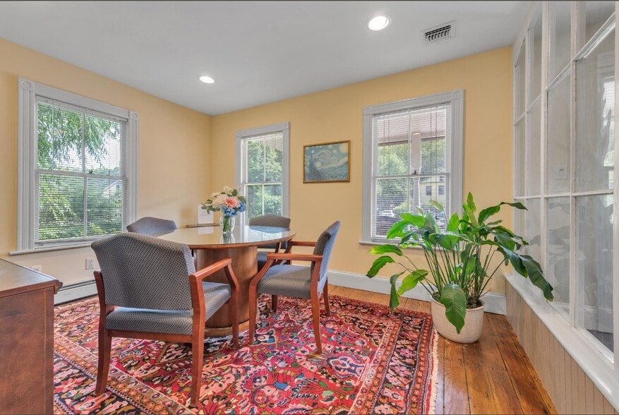 More Photos Of 1433 Old Northern Blvd, Roslyn Office For Lease