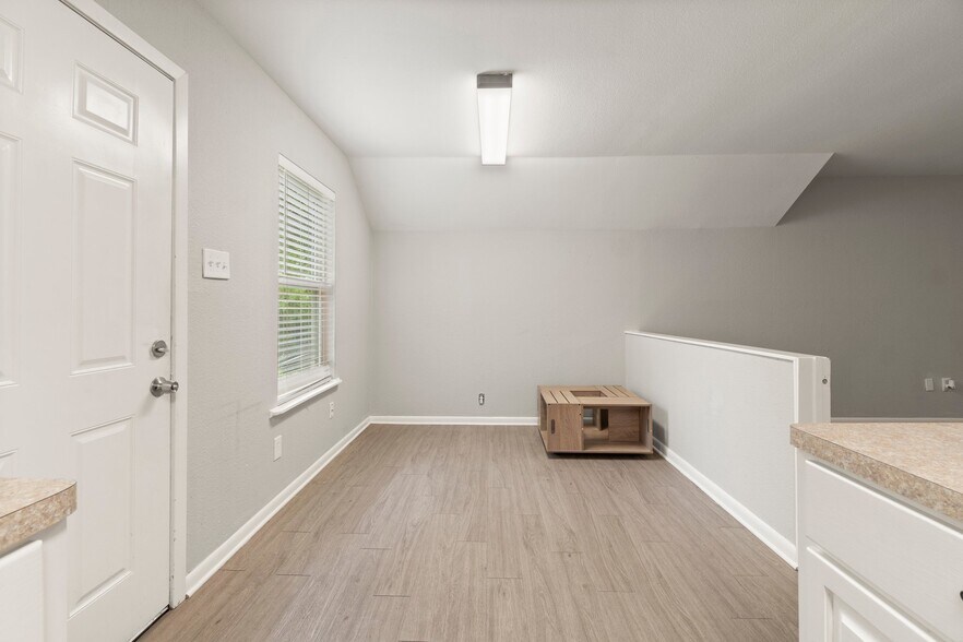 More Photos Of 2042 Teal Dr, Spring Dormitory For Sale