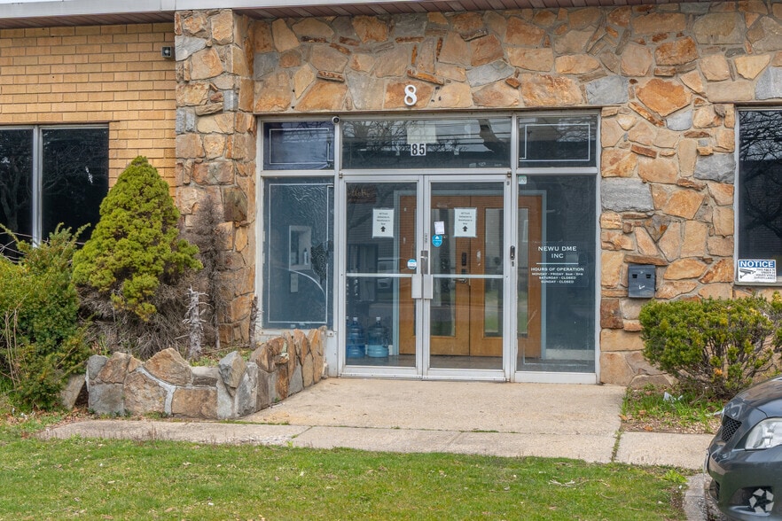 More Photos Of 85 Schmitt Blvd, Farmingdale Warehouse For Lease