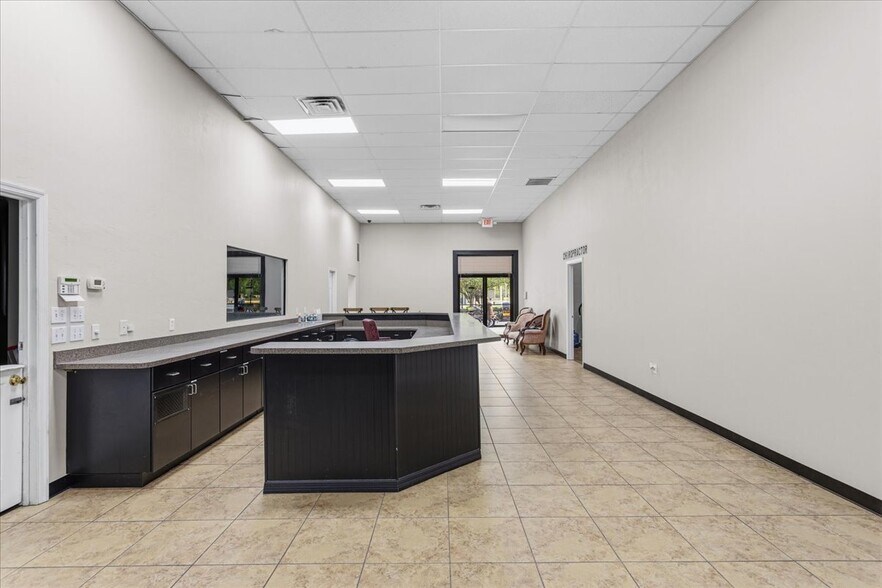 More Photos Of 15043 Main St, Alachua Showroom For Sale