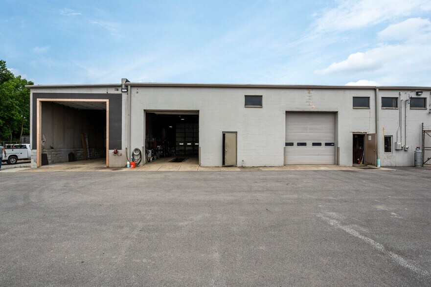 More Photos Of 5565-5571 Westerville Rd, Westerville Warehouse For Lease