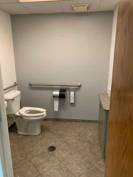 More Photos Of 1850 Cofrin Dr, Green Bay Manufacturing For Lease