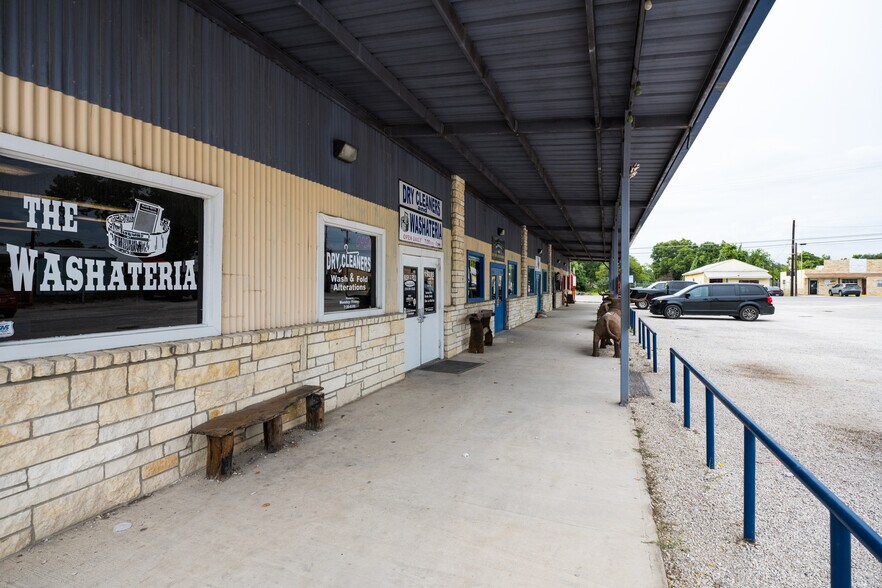 More Photos Of 15033 Main St, Lytle Storefront For Lease