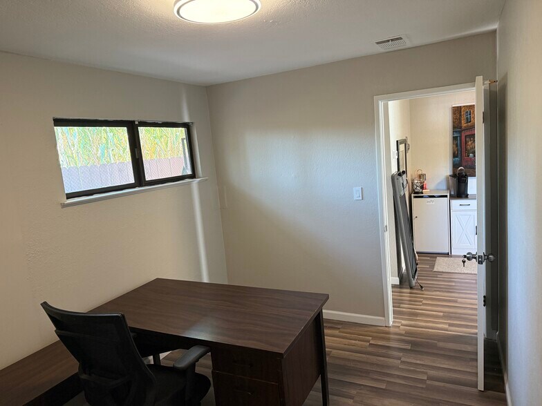 More Photos Of 425 E Center St, Manteca Office Residential For Lease