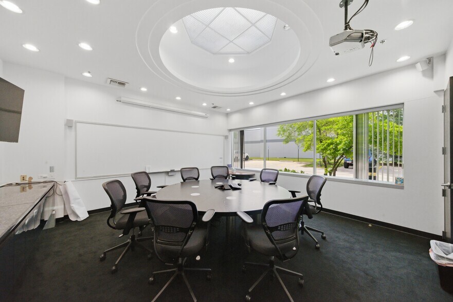 More Photos Of 975 Campus Dr, Mundelein Light Manufacturing For Sale
