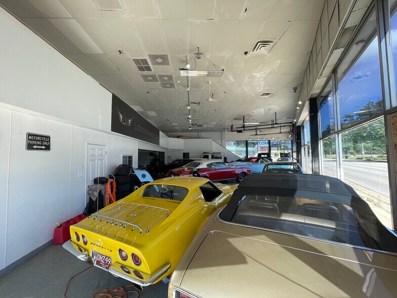 More Photos Of E Northwest Hwy, Arlington Heights Auto Dealership For Lease