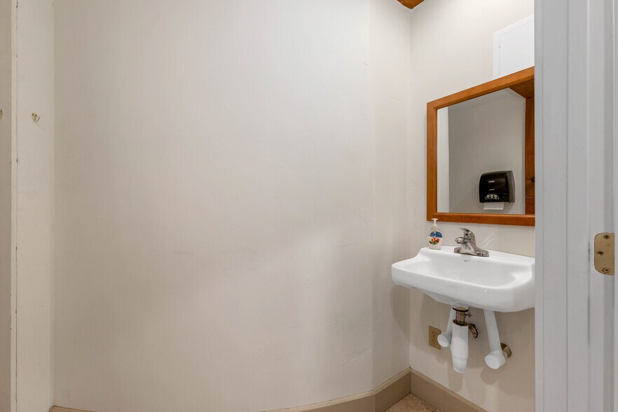 More Photos Of 68 Lyme Rd, Hanover Office Residential For Sale