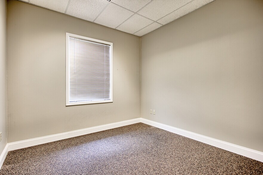 More Photos Of 3 Club Centre Ct, Edwardsville Office For Lease
