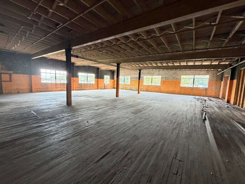 More Photos Of 50 Newton St, Norwalk Warehouse For Lease