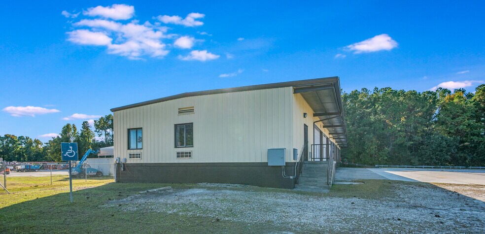 More Photos Of 161 Center St, Jacksonville Truck Terminal For Lease