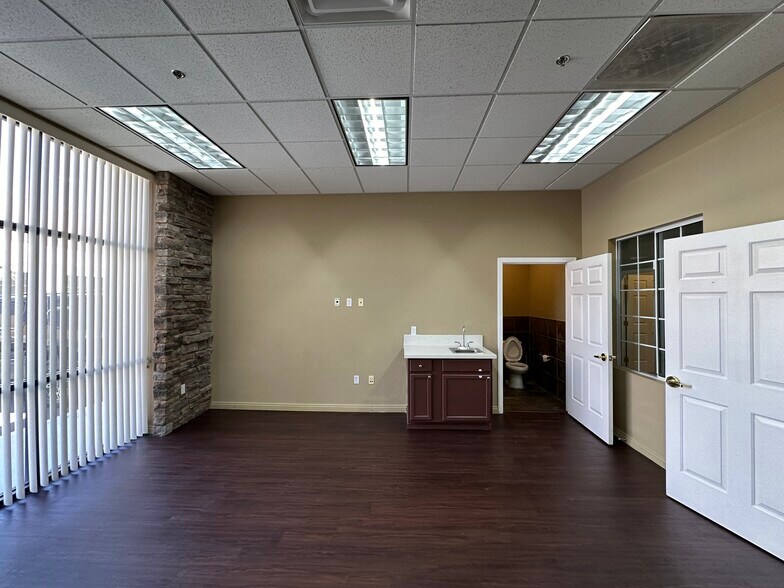 More Photos Of 5178 W Patrick Ln, Las Vegas Warehouse For Lease