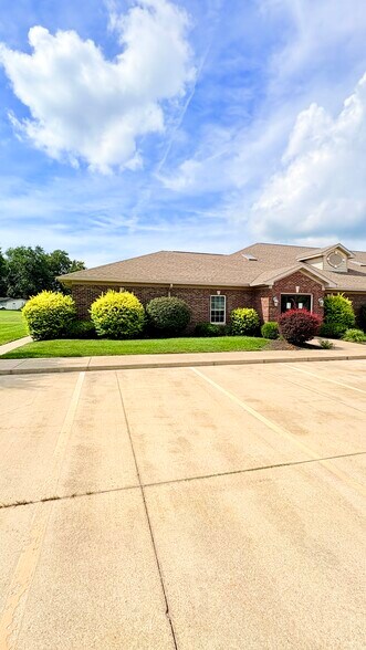 More Photos Of 1007 Mill Pond Ln, Greencastle Office For Lease