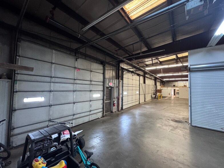 More Photos Of 378 Sundown Rd, South Elgin Warehouse For Lease