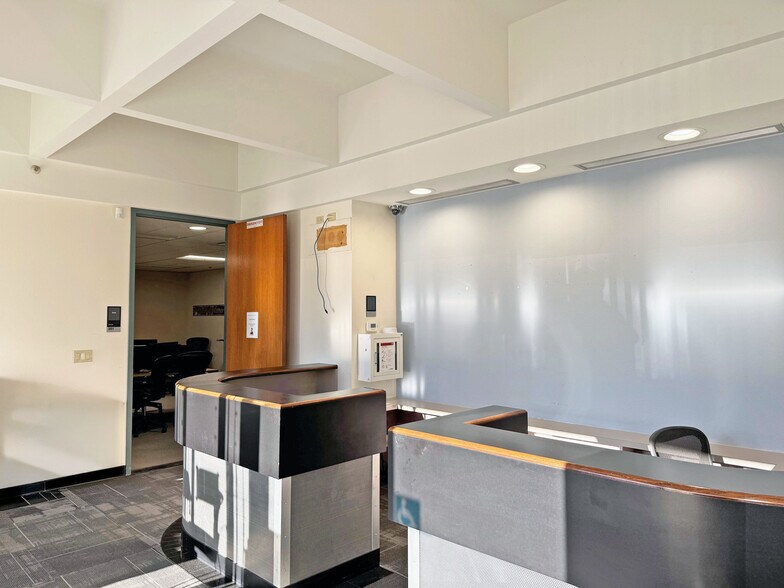 More Photos Of 424 Aviation Blvd, Santa Rosa Industrial For Sale