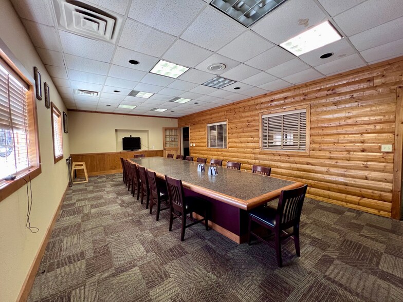 More Photos Of 2601 E 13th St, Ames Hotel For Lease