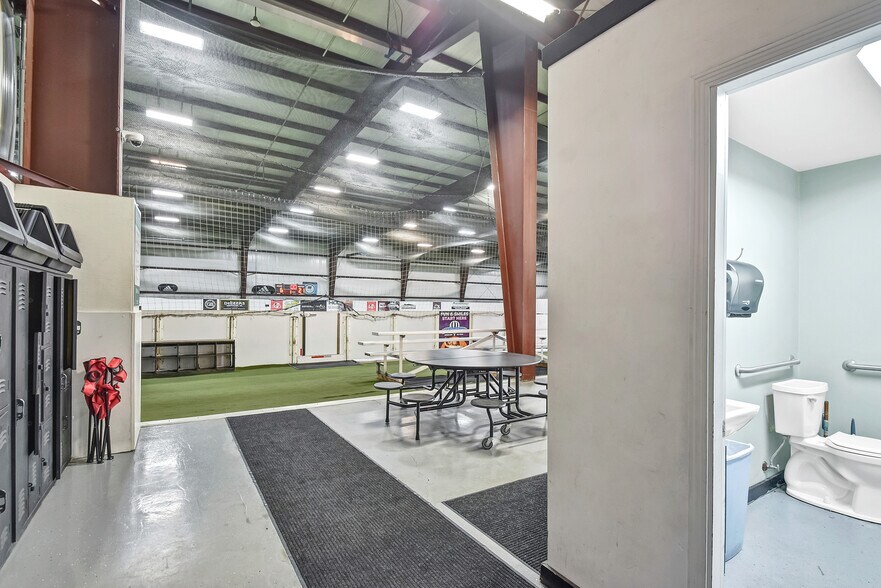 More Photos Of 1856 Nimitz Dr, De Pere Distribution For Lease