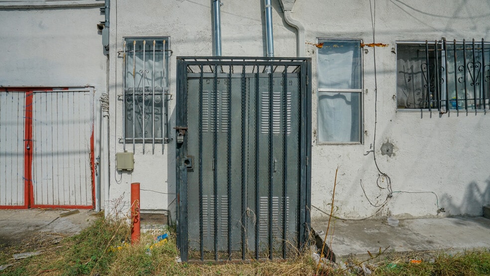 More Photos Of 1462 W 53rd St, Los Angeles Apartments For Sale