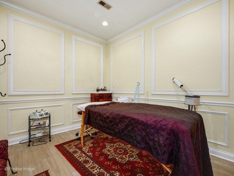 More Photos Of 3248 N Sheffield Ave, Chicago Storefront Retail Residential For Sale