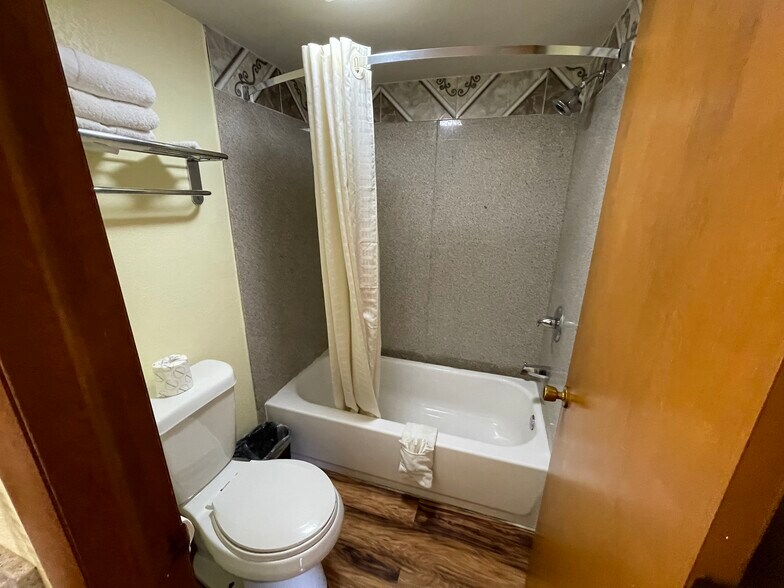 More Photos Of 14 N State St, Iola Hotel For Sale