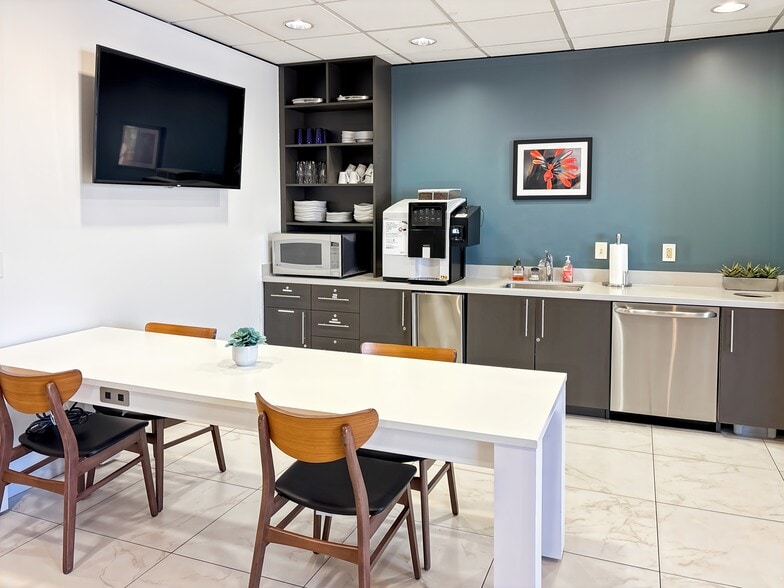 More Photos Of 7150 E Camelback Rd, Scottsdale Coworking Space