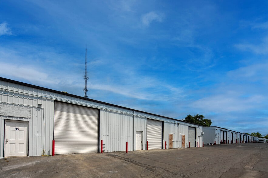 More Photos Of 5753 Auburn Blvd, Sacramento Warehouse For Lease