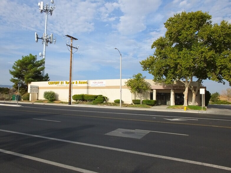 More Photos Of 44143-44147 20th St W, Lancaster Medical For Lease