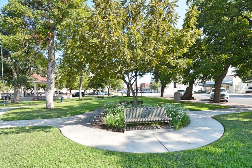 More Photos Of 217 S River St, Seguin Storefront Retail Office For Lease