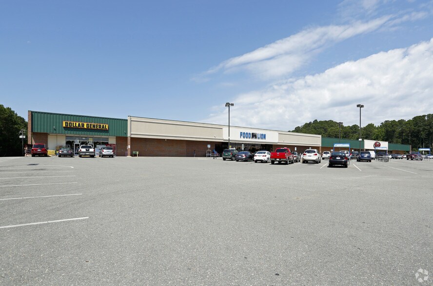 More Photos Of 841-909 W Market St, Smithfield Unknown For Lease