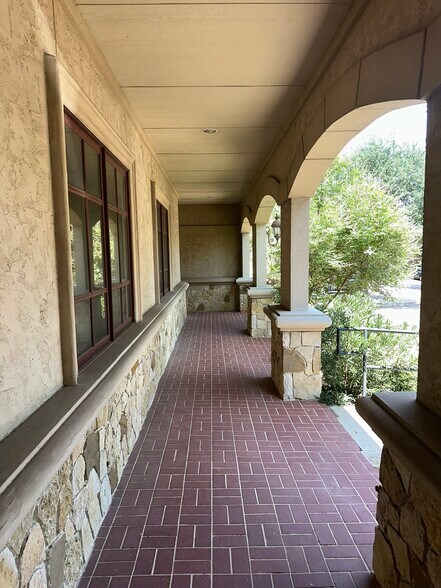 More Photos Of 6628 Bryant Irvin Rd, Fort Worth Office For Sale